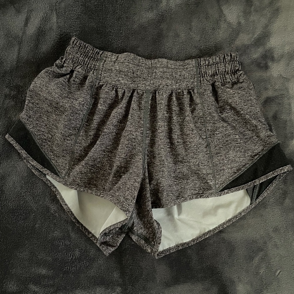 Lululemon Hotty Hot 2.5” lined shorts